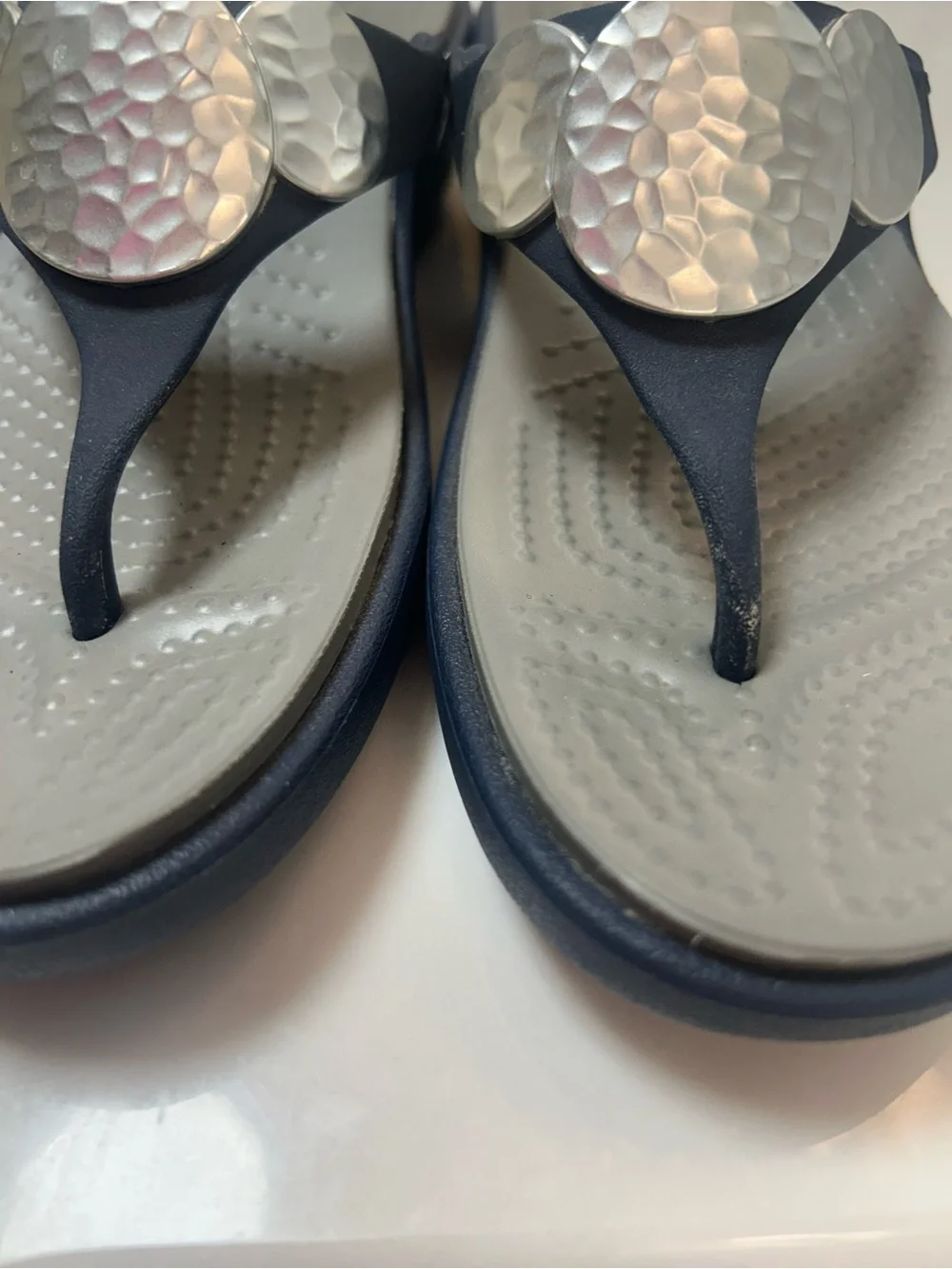 CROCS SANRAH Hammered medallion wedge sandals. NEW? Navy size 5